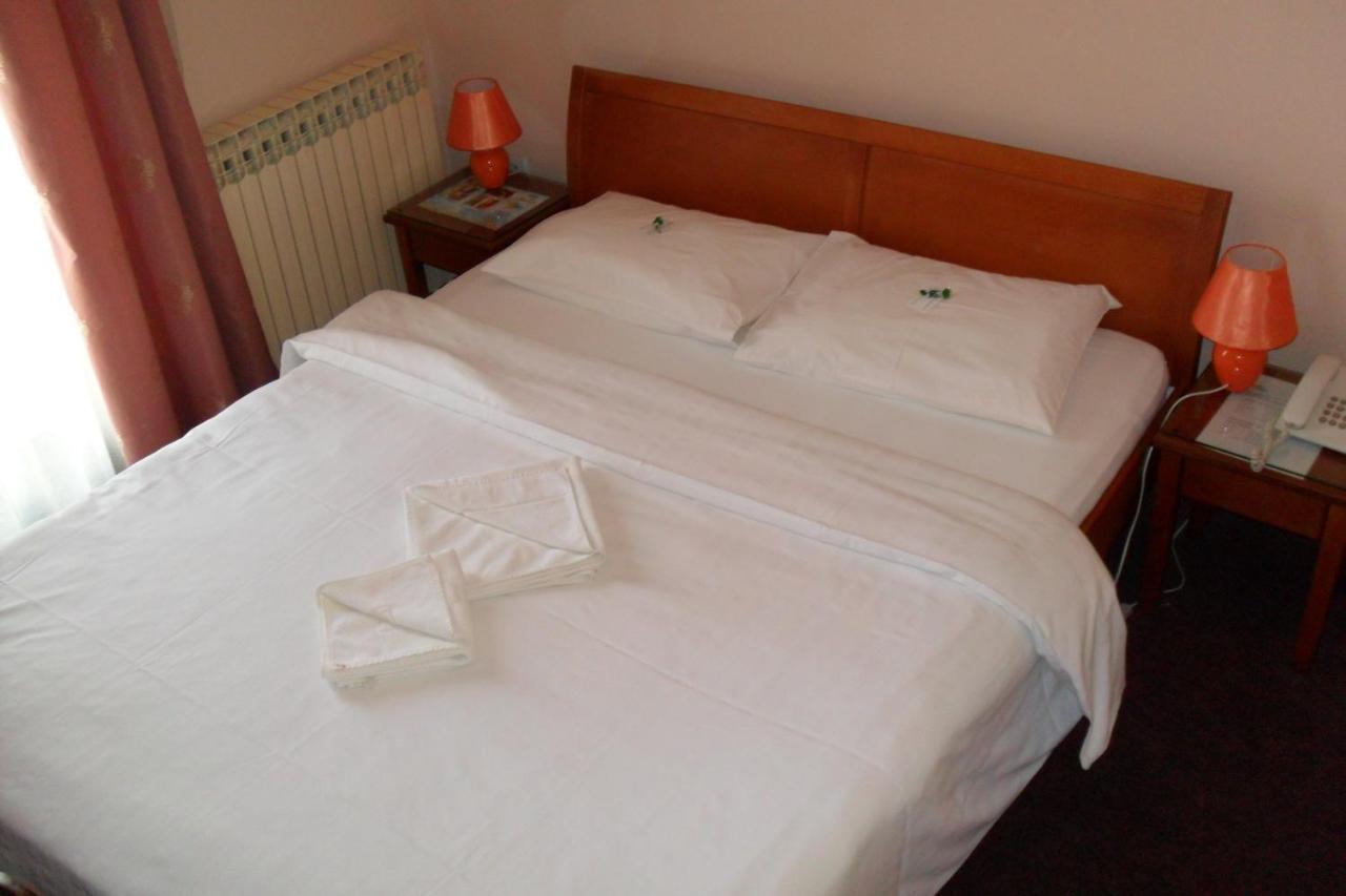 Hotel Vila Sunce Stara Pazova Quarto foto